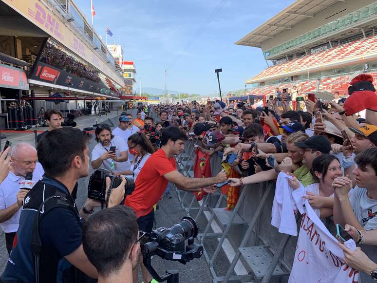 Carlos Sainz continua tendo o apoio da torcida espanhola 