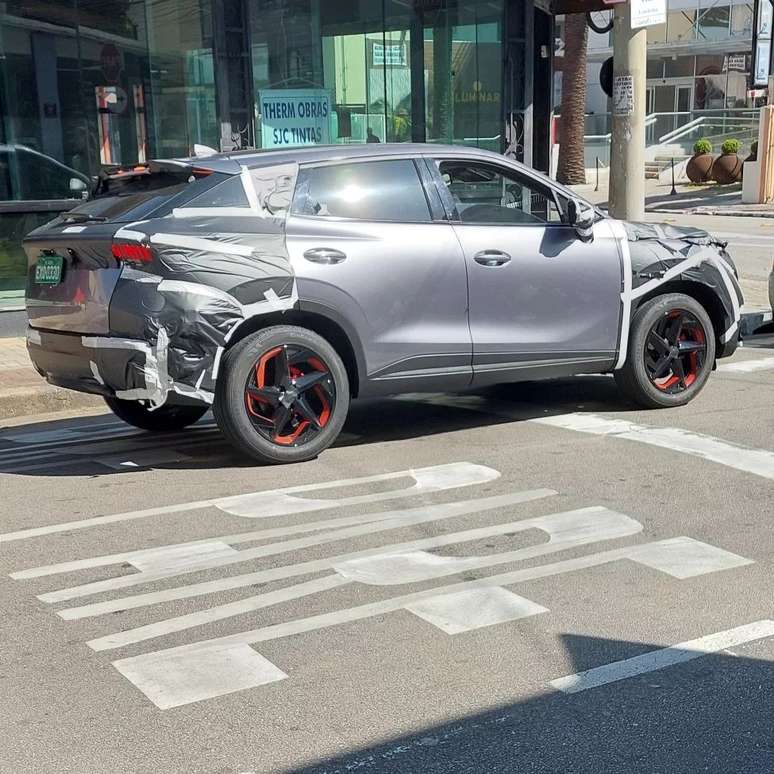 Chery Omoda 5 flagrado em testes em São José dos Campos (SP)