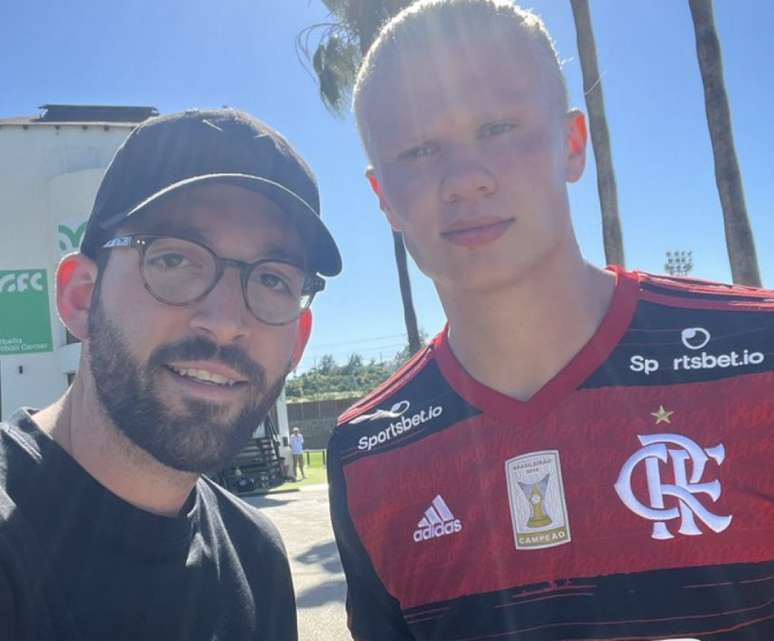 Haaland vestiu camisa do Flamengo nesta quinta (Reprodução/Patrick Berger)