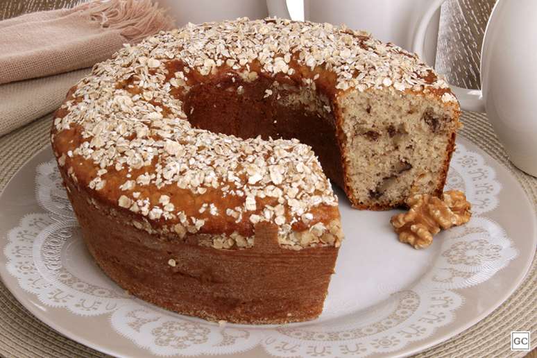 Bolo de aveia com nozes – Foto: Guia da Cozinha