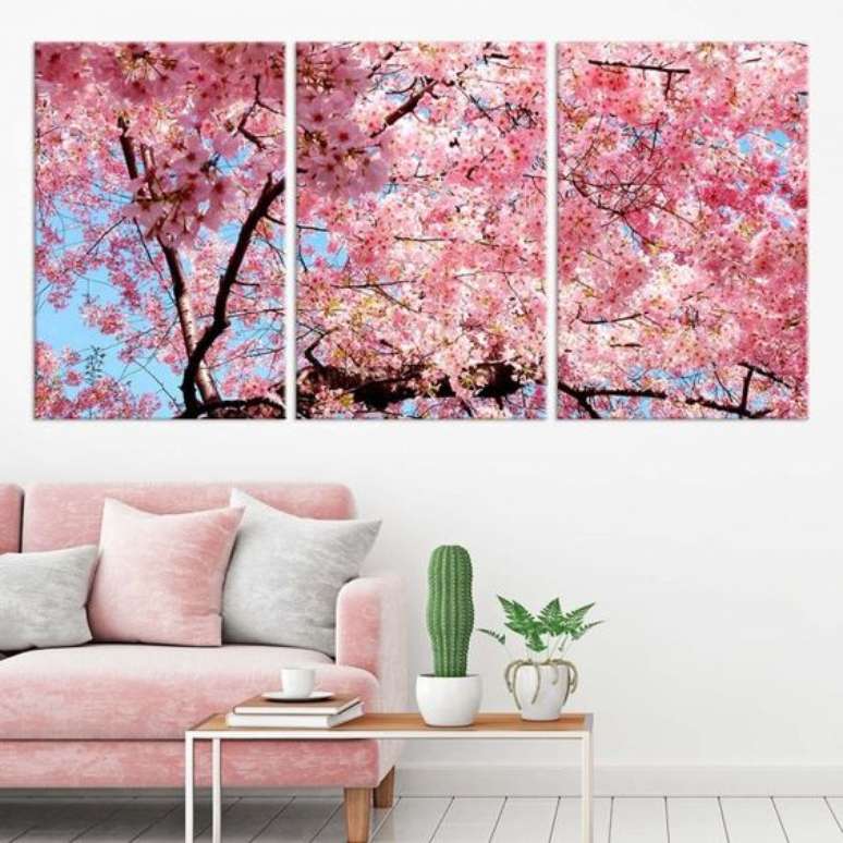 6. Quadro flor de cerejeira na sala de estar – Foto Mobly