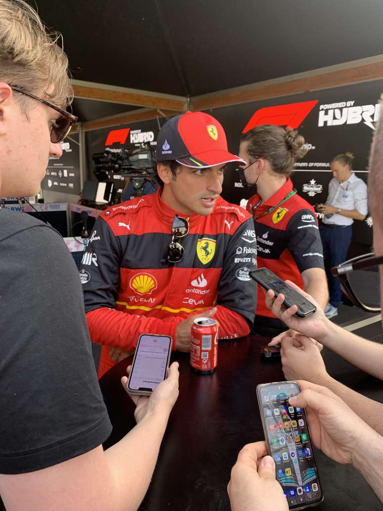 Carlos Sainz atendendo a imprensa depois da classificaçao do GP da Espanha 