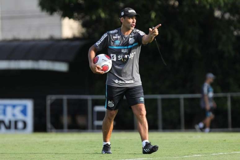 Fabián Bustos começou a preparação para o clássico contra o Palmeiras (Divulgação / Santos FC)