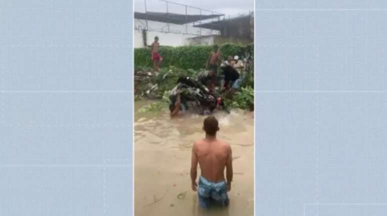 Gildo foi levado por correnteza em Olinda (Reprodução/TV Globo)