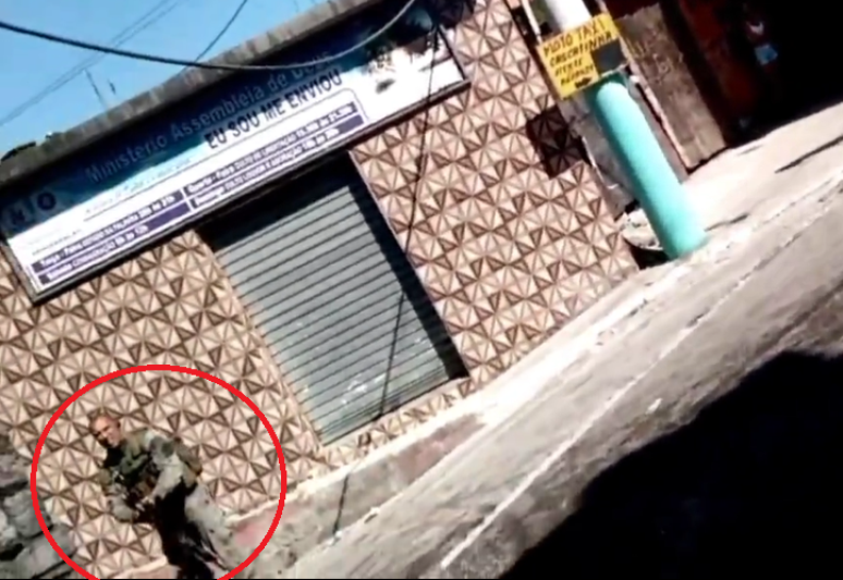 Frame mostra policial segundos antes de realizar disparo flagrado por vídeo