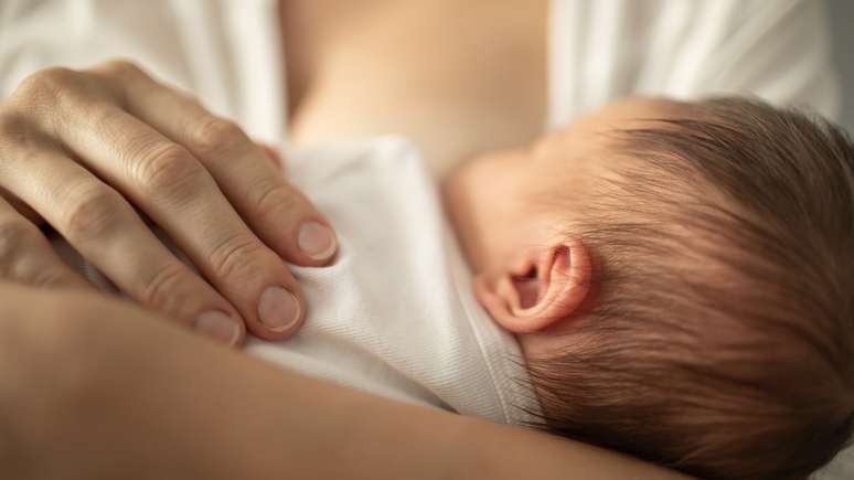 Mães trans podem amamentar graças a estratégias como controle hormonal e bombinha de succção