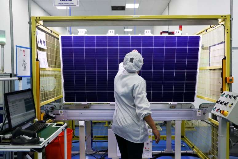 Funcionária checa qualidade de módulo solar em fábrica de Campinas, SP
13/02/2020
REUTERS/Amanda Perobelli