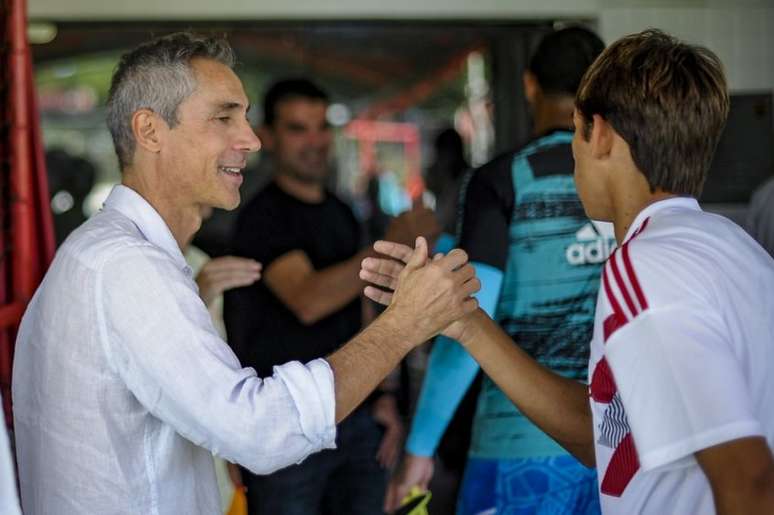 Paulo Sousa cumprimentou os jogadores do time sub-20 antes do jogo (Foto: Marcelo Cortes / Flamengo)