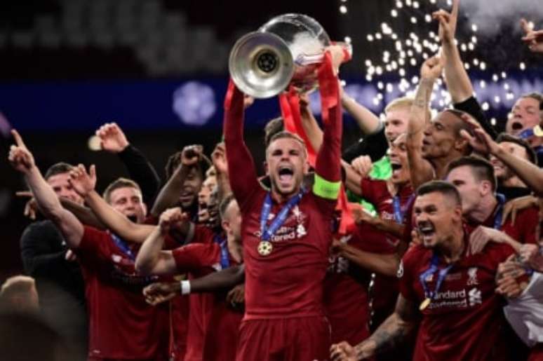 Henderson levantou a taça da Champions League (Foto: AFP)