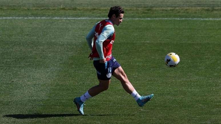 Raphael Veiga voltou a treinar depois de se recuperar da Covid-19 (Foto: Cesar Greco/Palmeiras)