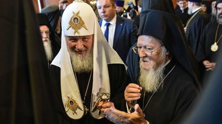 O patriarca Kirill (à esq.), representante máximo da Igreja Ortodoxa Russa, disse apoiar a invasão da Ucrânia para frear o avanço de bandeiras LGBTQIA+ no país