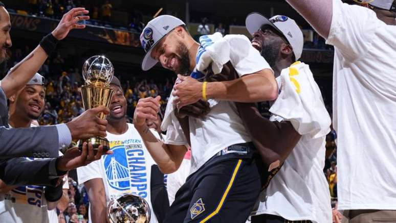 Stephen Curry é celebrado pelos colegas ao receber o troféu de MVP das finais da Oeste na NBA