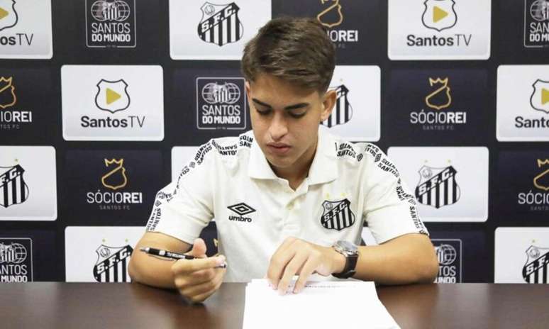 Matheus Lima assina o primeiro contrato profissional com o Santos (Foto: Pedro Ernesto Guerra Azevedo/SantosFC)