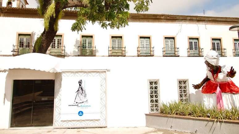 Imagem mostra a fachada do Memorial das Baianas, que conta com uma estátua de baiana