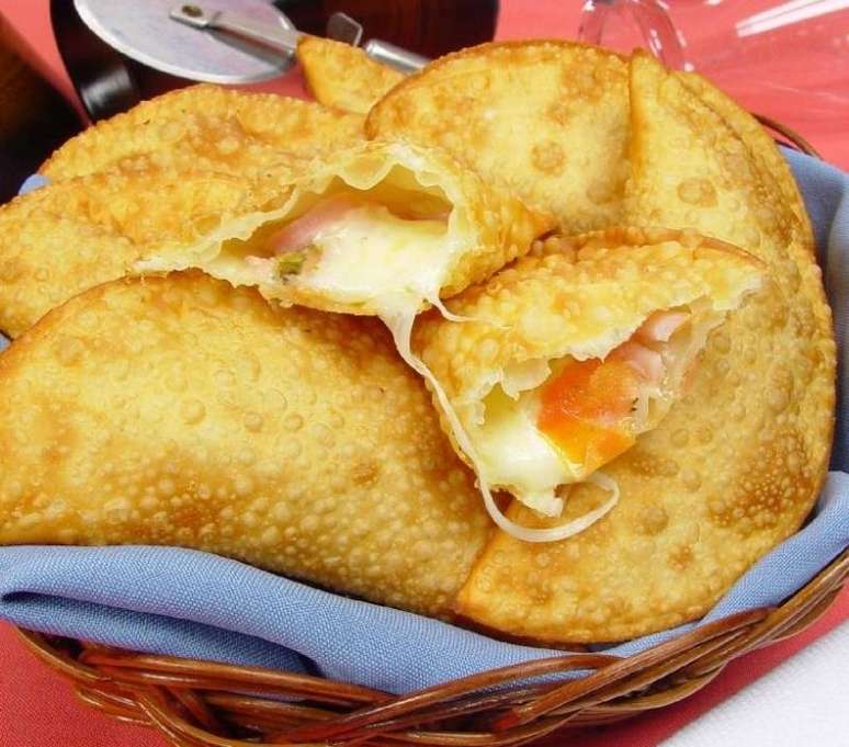 Pastelzinho de pizza (Reprodução / Guia da Cozinha)