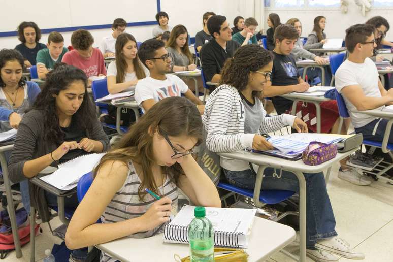 Sala de aula do 3º ano do ensino médio do Colégio Vital Brasil, na Avenida Nossa Senhora de Assunção, no bairro Vila Butantã, na zona sul de São Paulo. 