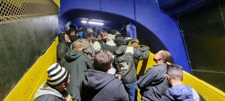 Torcedores do Corinthians tiveram transtorno para entrar na Bombonera (Foto: Divulgação/Corinthians)