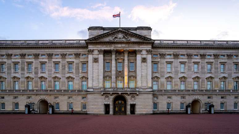 Pal&aacute;cio de Buckingham, a resid&ecirc;ncia oficial e cen&aacute;rio da troca da guarda.