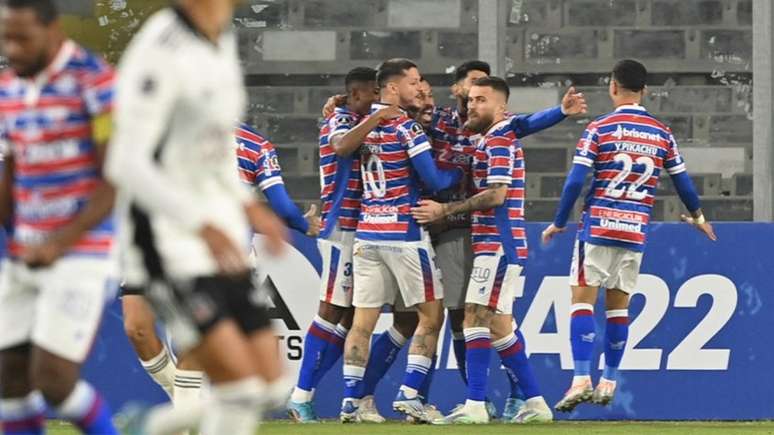 Jogadores do tricolor comemoram gol marcado contra o Colo-Colo que deu a vaga (Foto: Martin Bernetti/AFP)