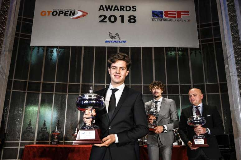 Felipe Drugovich com o trófeu de campeão da EuroFormula em 2018