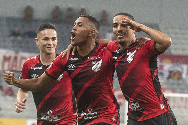 Athletico-PR goleia o Caracas e avança às oitavas da Libertadores