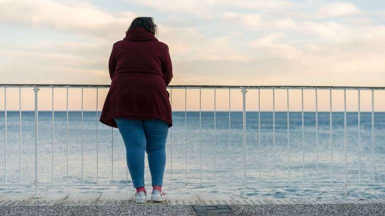 A discriminação de peso não apenas impede as pessoas de avançar em suas carreiras, como também pode afetar sua saúde física e mental