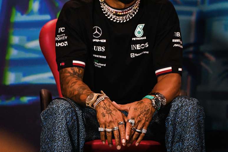 Lewis Hamilton e suas inúmeras joias 