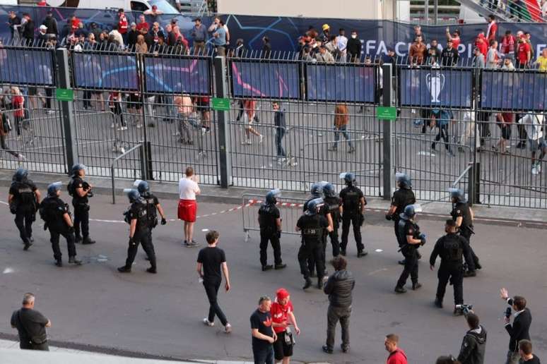 Torcedores invadiram o estádio para a final da Champions (Foto: THOMAS COEX/AFP)