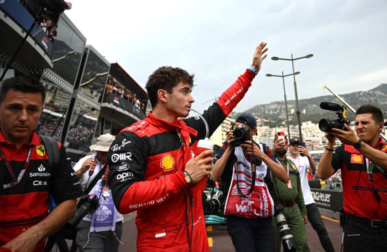 Charles Leclerc celebra a pole do GP de Mônaco 