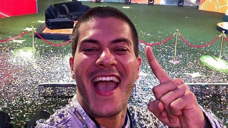 Um mês depois da final do 'Big Brother Brasil 22', Arthur Aguiar compartilha longo texto de agradecimento por sua vitória.