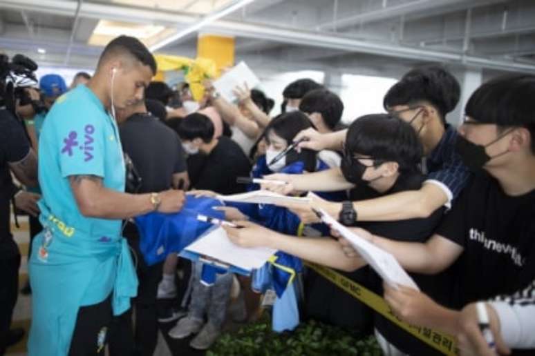 Thiago Silva deu autógrafos na saída do treino (Foto: Lucas Figueiredo/CBF)