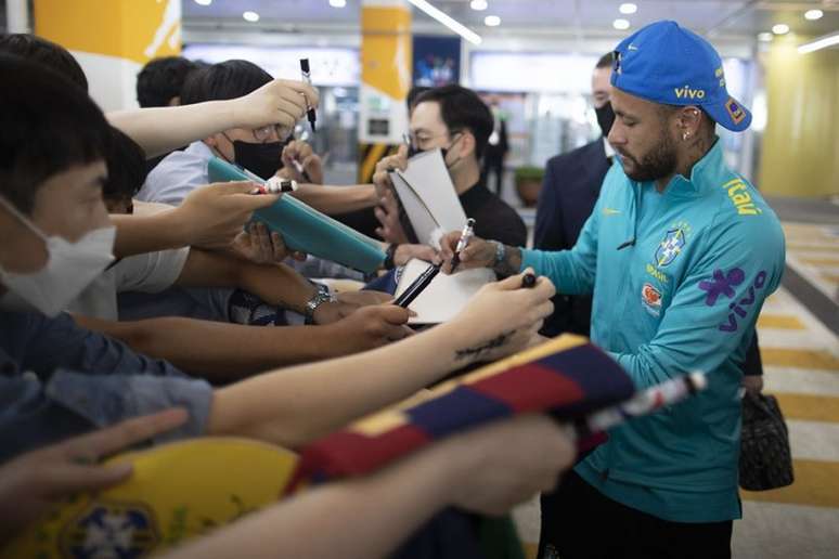 Neymar atendeu os fãs ao fim do treinamento da Seleção Brasileira (Foto: Lucas Figueiredo/CBF)