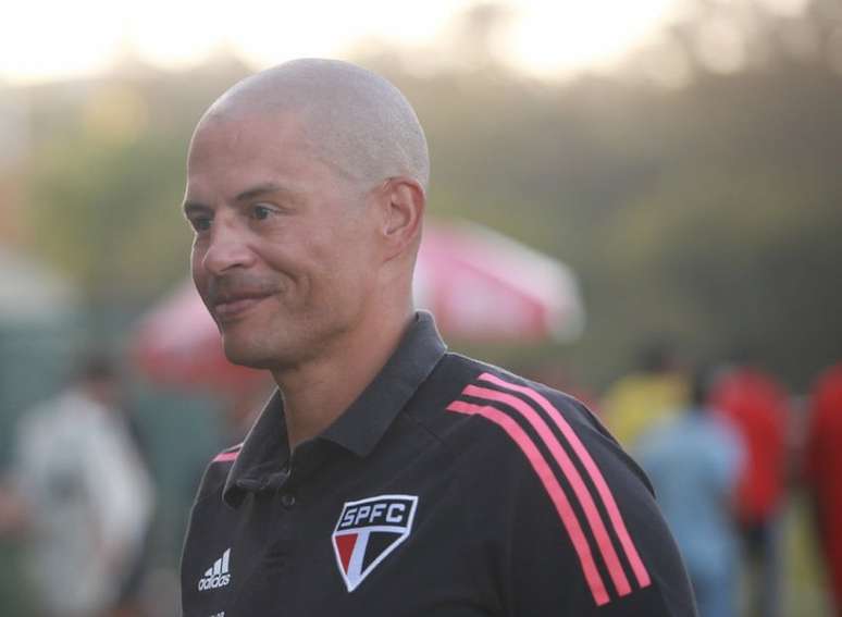 Alex quer treinar elenco profissional na próxima temporada (Foto: Nilton Fukuda / saopaulofc.net)