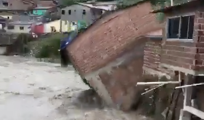 Vídeo mostra casa cedendo em meio a forte chuva em Recife.