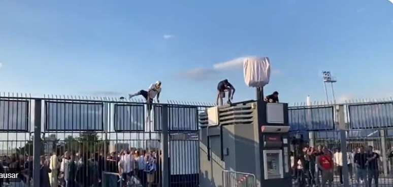 Torcedores pulam a grande de estádio da final da Liga dos Campeões