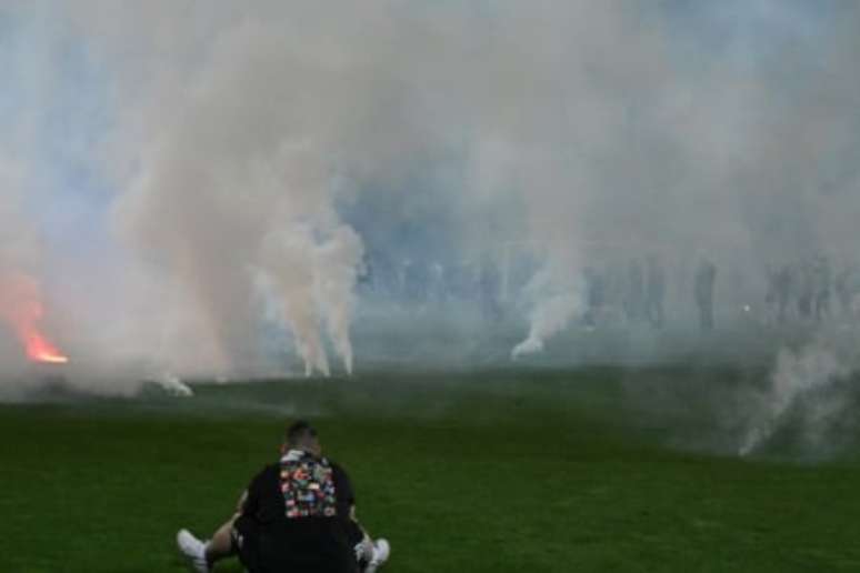 Torcedores do Saint-Étienne invadiram o gramado do Estádio Geoffroy-Guichard (Foto: JEAN-PHILIPPE KSIAZEK / AFP)