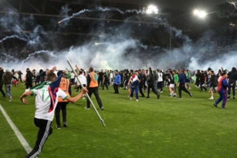Torcedores do Saint-Étienne invadiram o gramado do Estádio Geoffroy-Guichard (Foto: JEAN-PHILIPPE KSIAZEK / AFP)