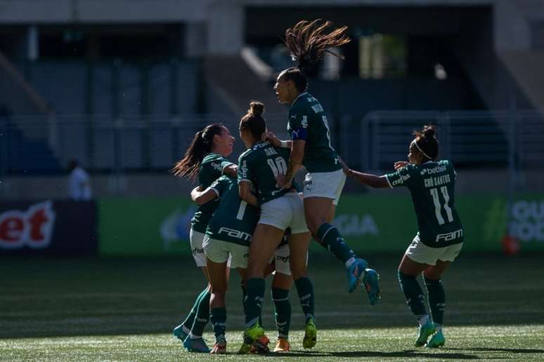 Palmeiras goleia São José e mantém liderança do Brasileirão Feminino