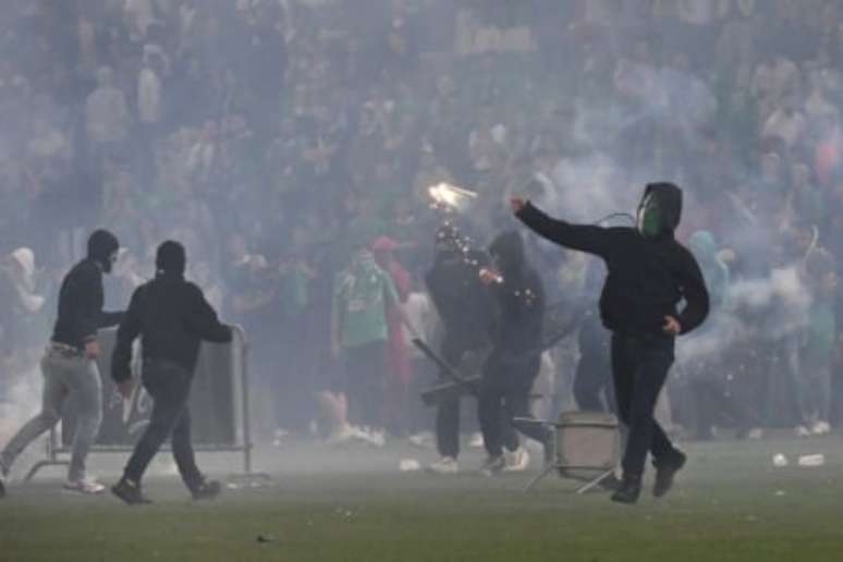 Torcedores do Saint-Étienne invadiram o gramado do Estádio Geoffroy-Guichard (Foto: JEAN-PHILIPPE KSIAZEK / AFP)