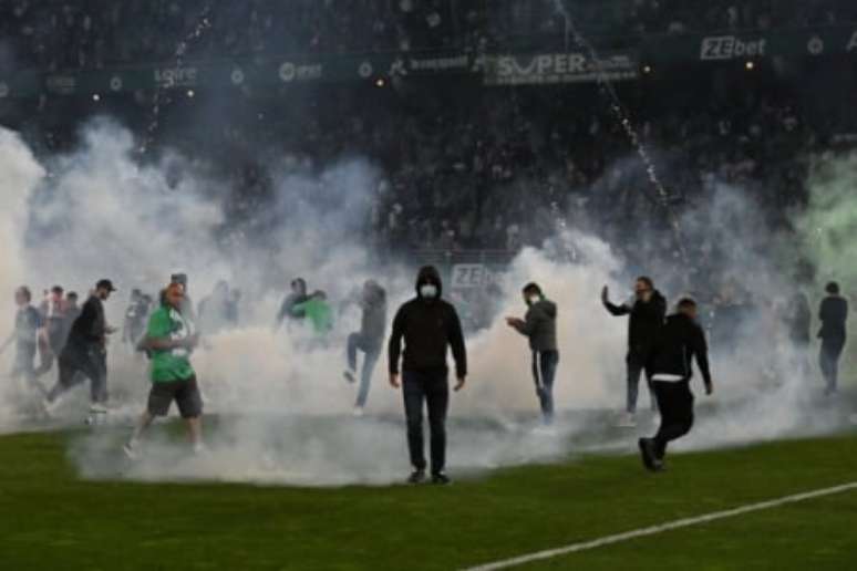 Torcedores do Saint-Étienne invadiram o gramado do Estádio Geoffroy-Guichard (Foto: JEAN-PHILIPPE KSIAZEK / AFP)