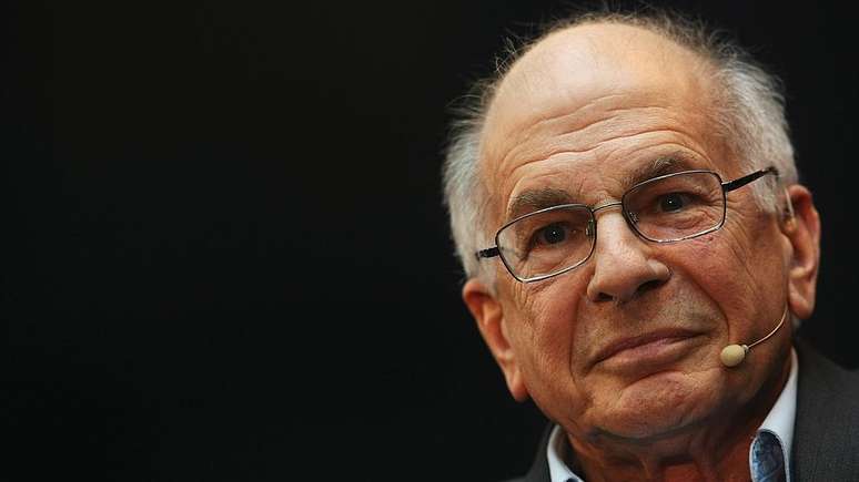 O Prêmio Nobel Daniel Kahneman popularizou a ideia de um sistema de decisões rápido e outro devagar