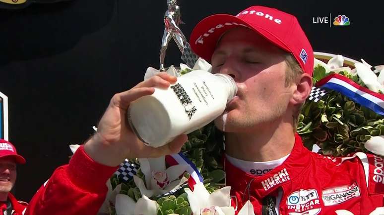 Marcus Ericsson bebe o leite da vitória da Indy 500 