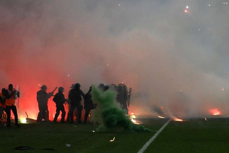 Torcedores do Saint-Étienne se revoltaram com queda para a segunda divisão (Foto: JEAN-PHILIPPE KSIAZEK / AFP)