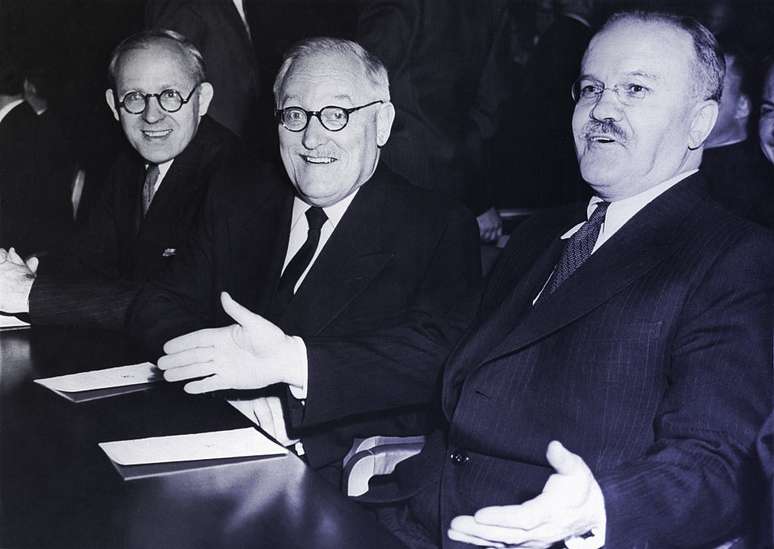 Da esquerda para a direita: Novikov, o diplomata Andrey Vyshinsky e o chanceler Vyacheslav Molotov, na ONU, em 1946