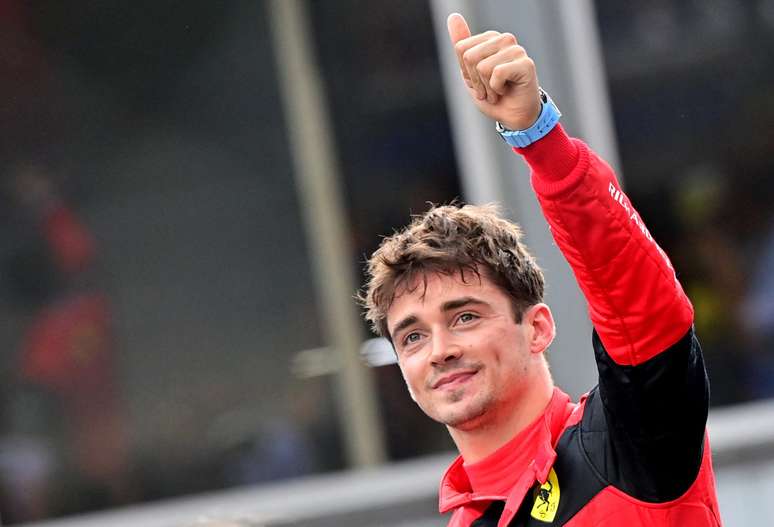 Charles Leclerc celebra a pole do GP de Mônaco 