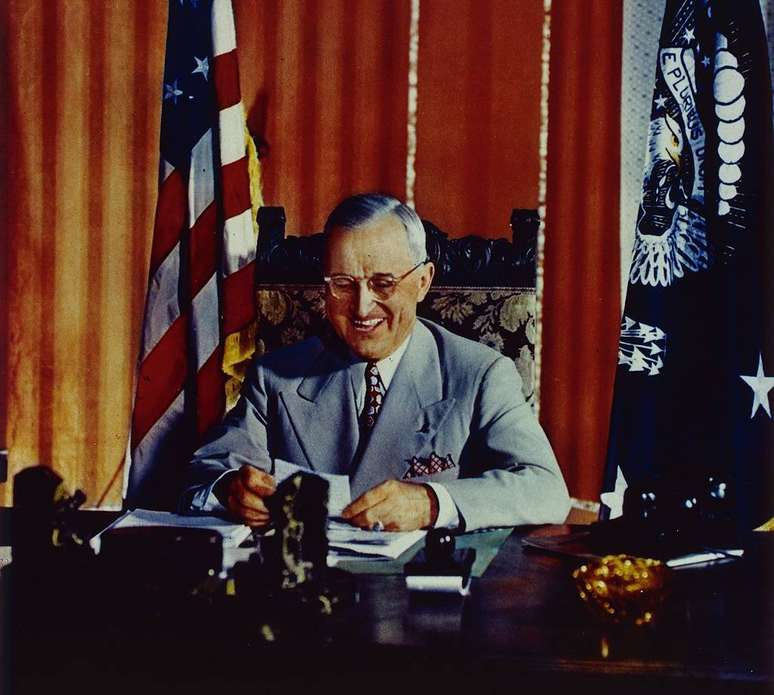 Truman assinando a lei de assist&ecirc;ncia de ajuda exterior, que forneceu um programa de ajuda &agrave; Gr&eacute;cia e &agrave; Turquia