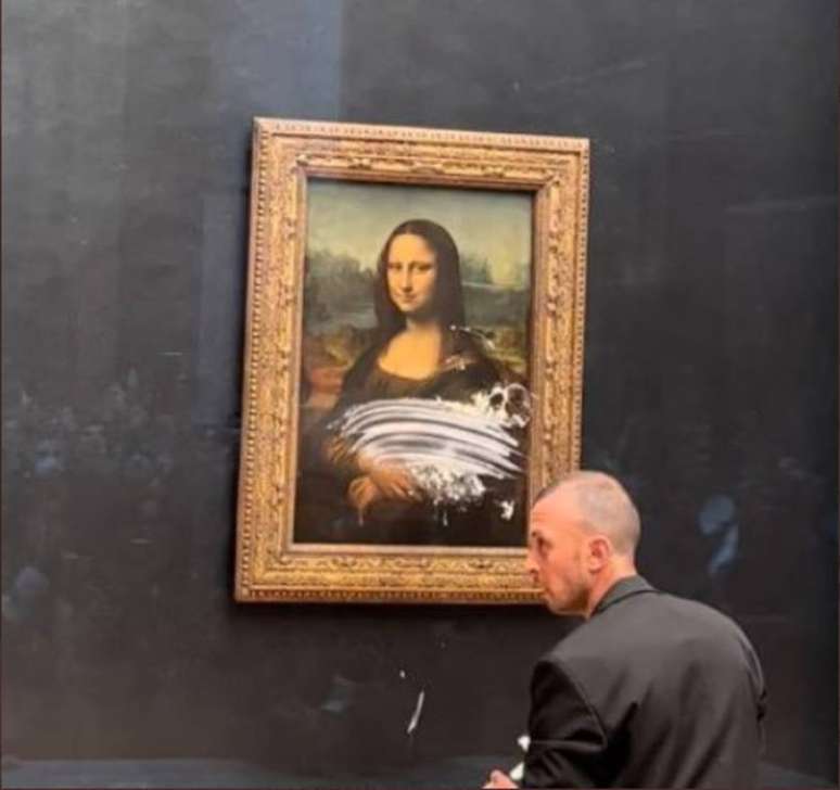 Visitante atacou o quadro 'Mona Lisa', de Leonardo da Vinci