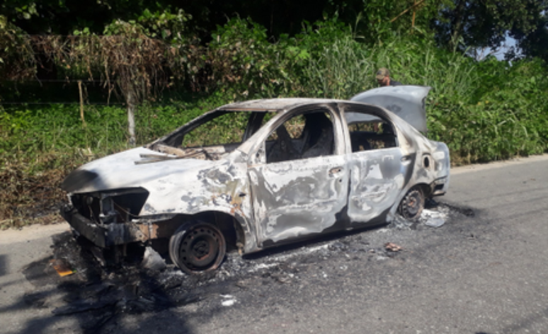 Carro de motorista de aplicativo foi carbonizado 