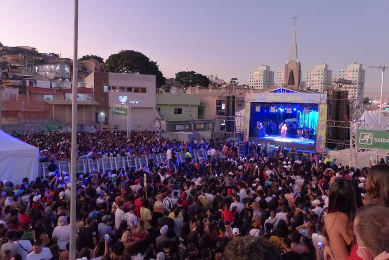 Apresentação do cantor Mumuzinho no palco montado na Avenida M' Boi Mirim, na zona sul de São Paulo