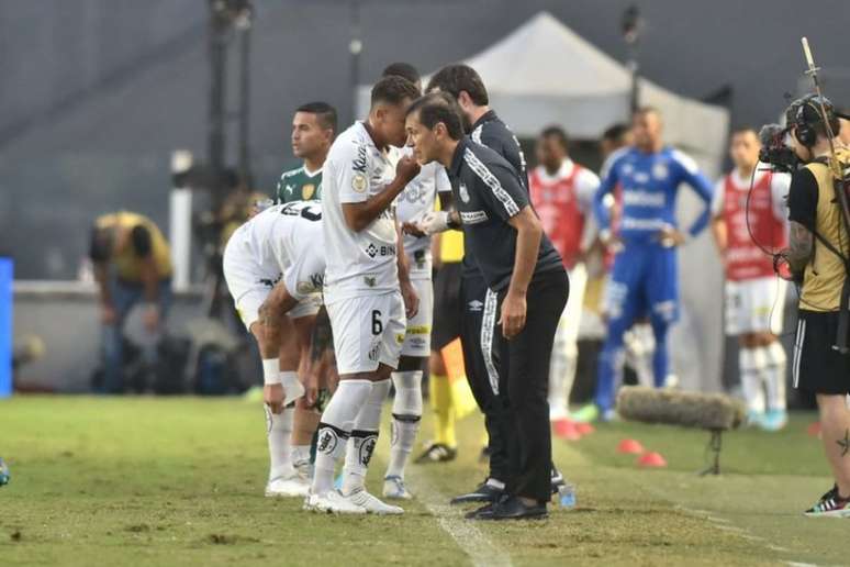 Fabián Bustos afirmou que Marcos Leonardo não estava correndo mais no clássico (Foto: Ivan Storti/Santos FC)